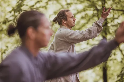 Simon Brunström leder en Qi Gong klass bakom skogen på Villa Söderåsen i Röstånga